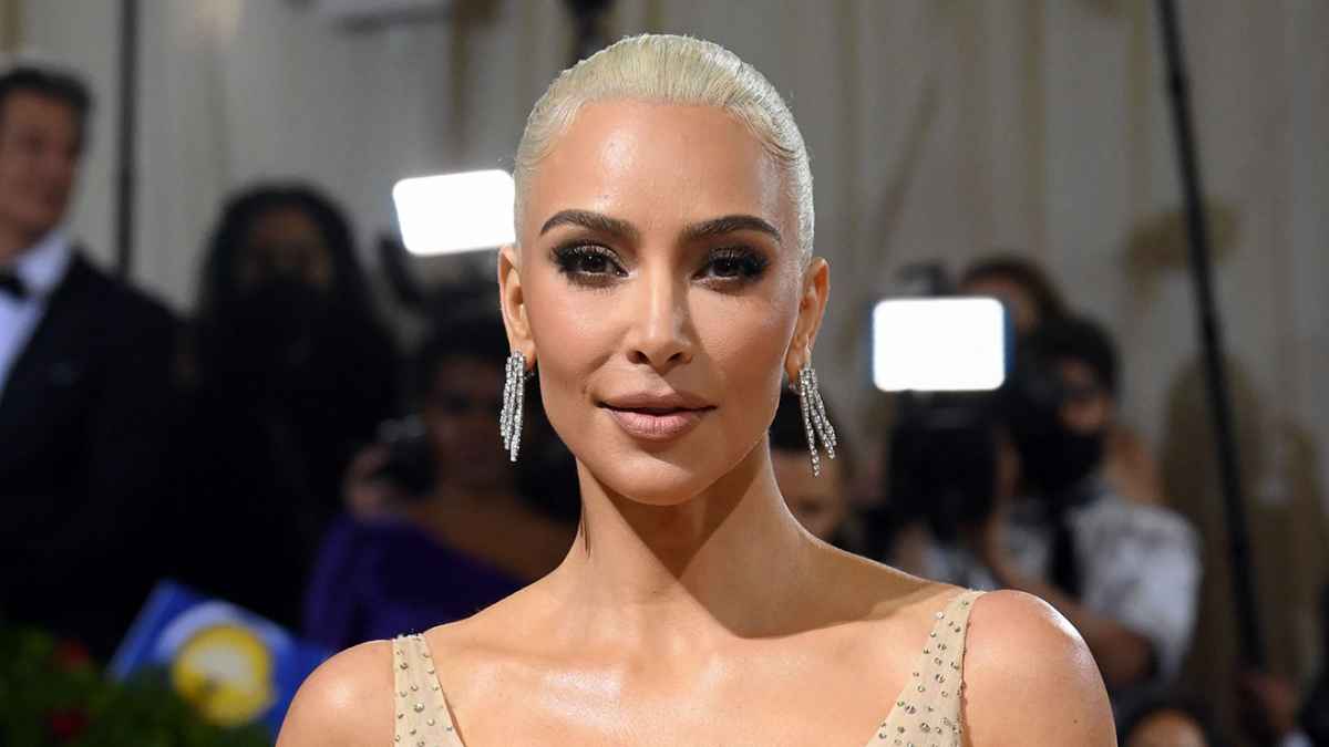 Kim Kardashian Wears 2nd Marilyn Monroe Dress, Holds Golden Globe | Us Weekly Kim Kardashian Wears 2nd Marilyn Monroe Dress, Holds Golden Globe | Us Weekly