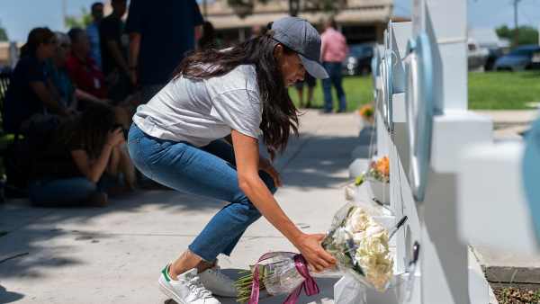 Meghan Markle Lays Flowers at Memorial for Texas School Shooting Victims