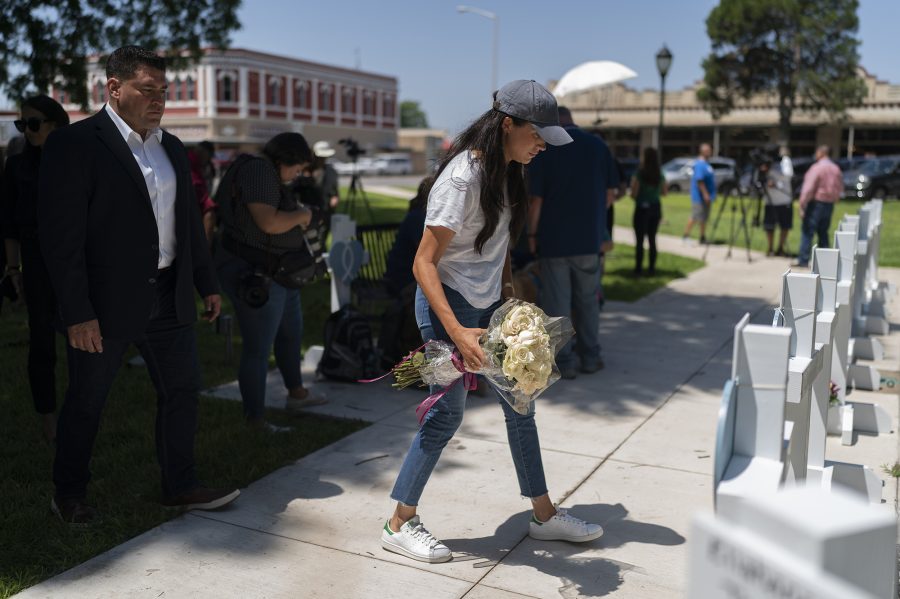 Meghan Markle Lays Flowers at Memorial for Texas School Shooting Victims