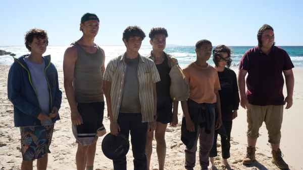 'The Wilds' Guys Address Subverting Expectations With Their Season 2 Debut: 'Flips Your Perspective'