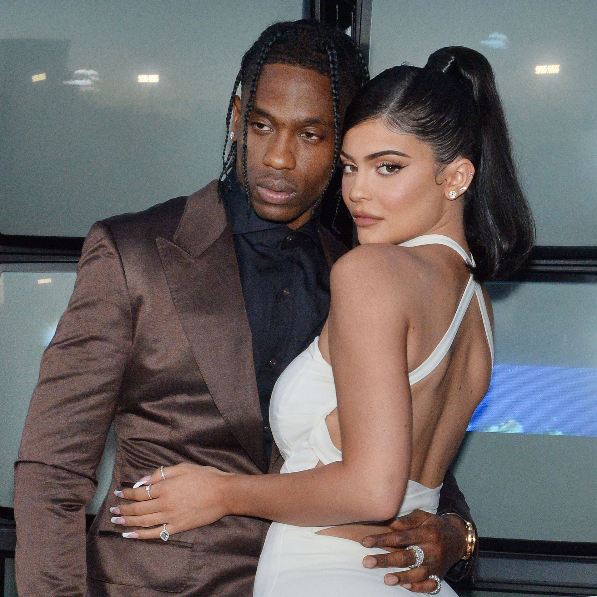 Travis Scott Fills Kylie Jenner House With Flowers Mothers Day