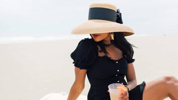 wide-brimmed hat