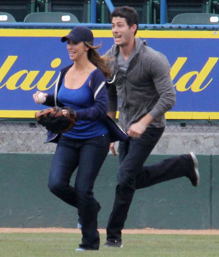 Jennifer Love Hewitt Pregnant, Expecting a Baby With Brian Hallisay! baseball