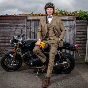 Outlanders Sam Heughan Says Season 7 Premiere Starts Off With Bang
