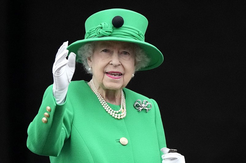 Queen Elizabeth II Makes Final Balcony Appearance After Trooping the Colour ‘Discomfort’: Photos