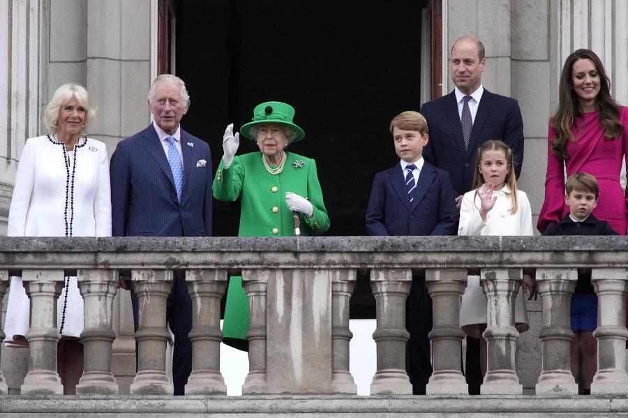 Queen Elizabeth II Makes Final Balcony Appearance After Trooping the Colour ‘Discomfort’: Photos