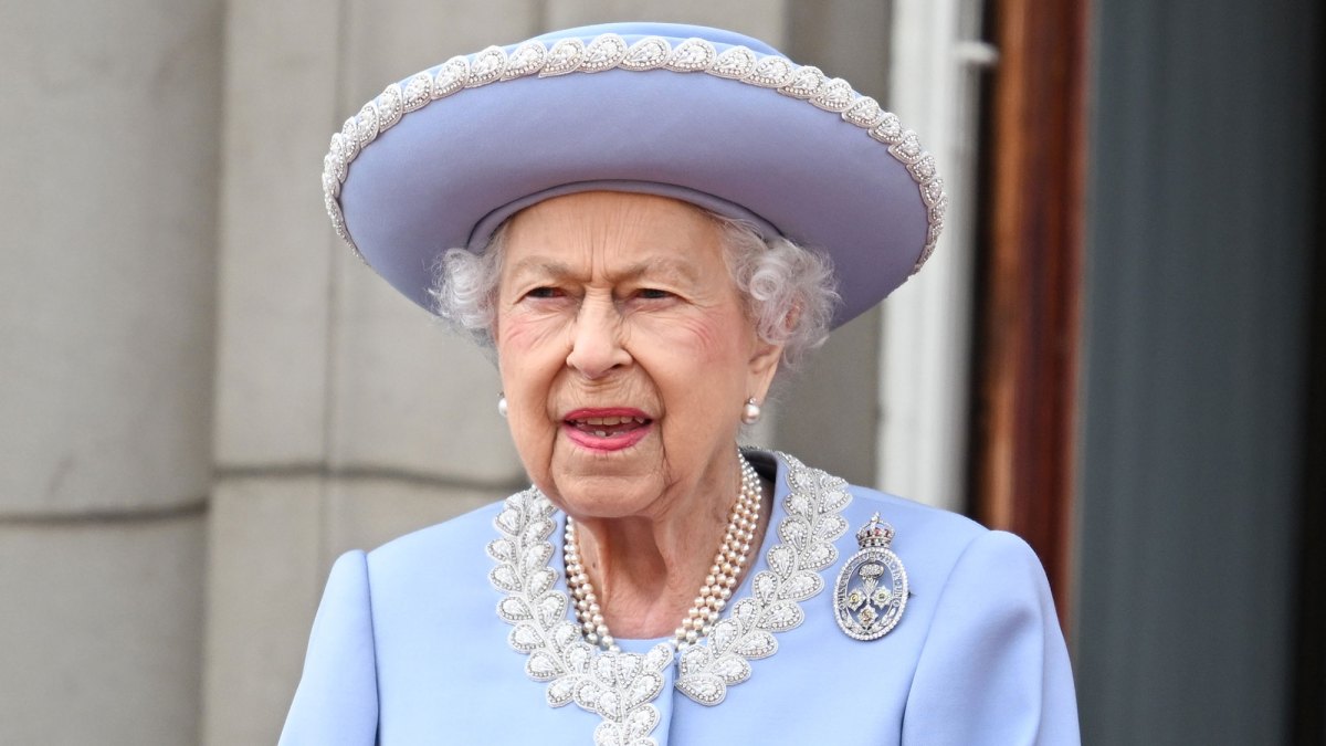 Queen Elizabeth II to Skip Thanksgiving Service Due to \'Discomfort\' | Us  Weekly