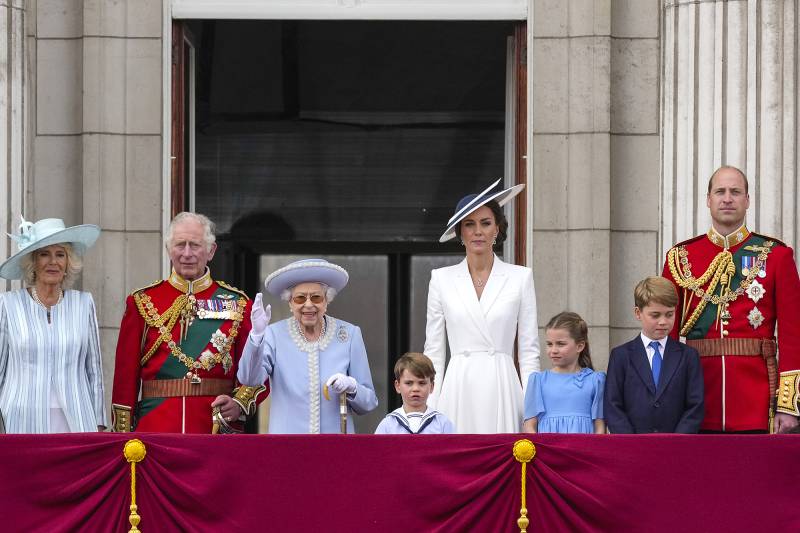 Royal Family Joins Queen Elizabeth II on Balcony at Jubilee 10