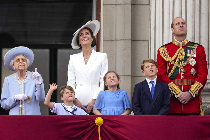 Royal Family Joins Queen Elizabeth II on Balcony at Jubilee 11
