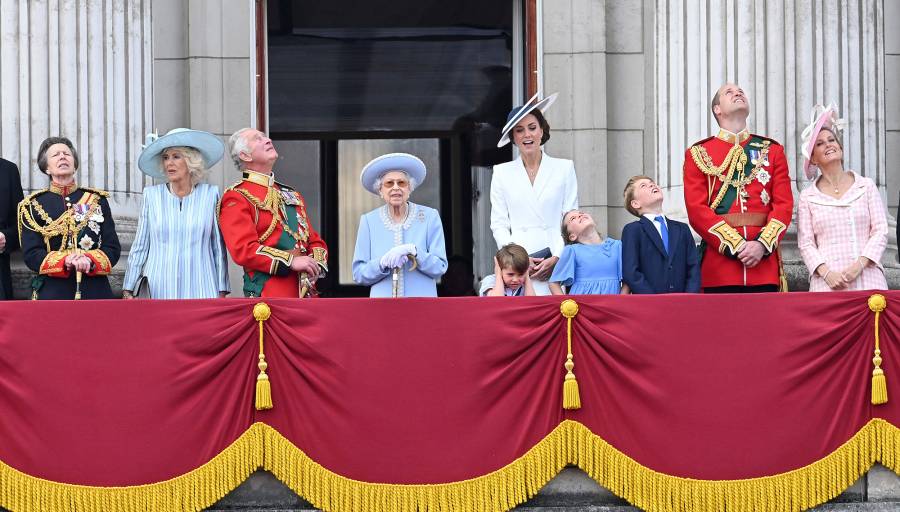 Royal Family Joins Queen Elizabeth II on Balcony at Jubilee 6