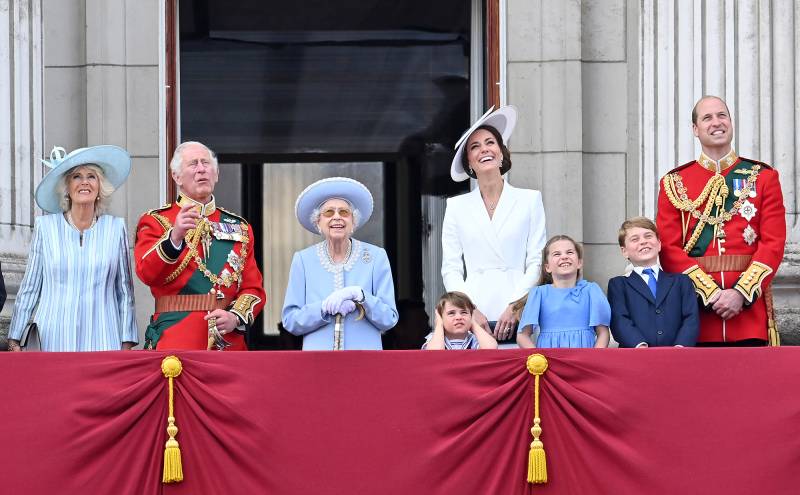 Royal Family Joins Queen Elizabeth II on Balcony at Jubilee 7