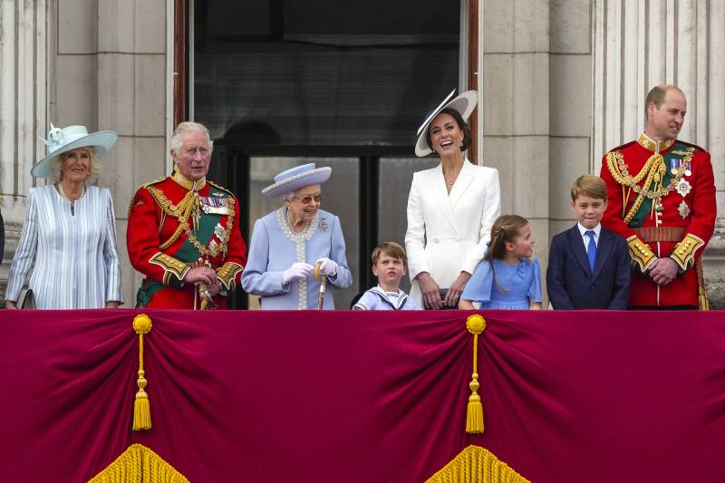 Royal Family Joins Queen Elizabeth II on Balcony at Jubilee 9
