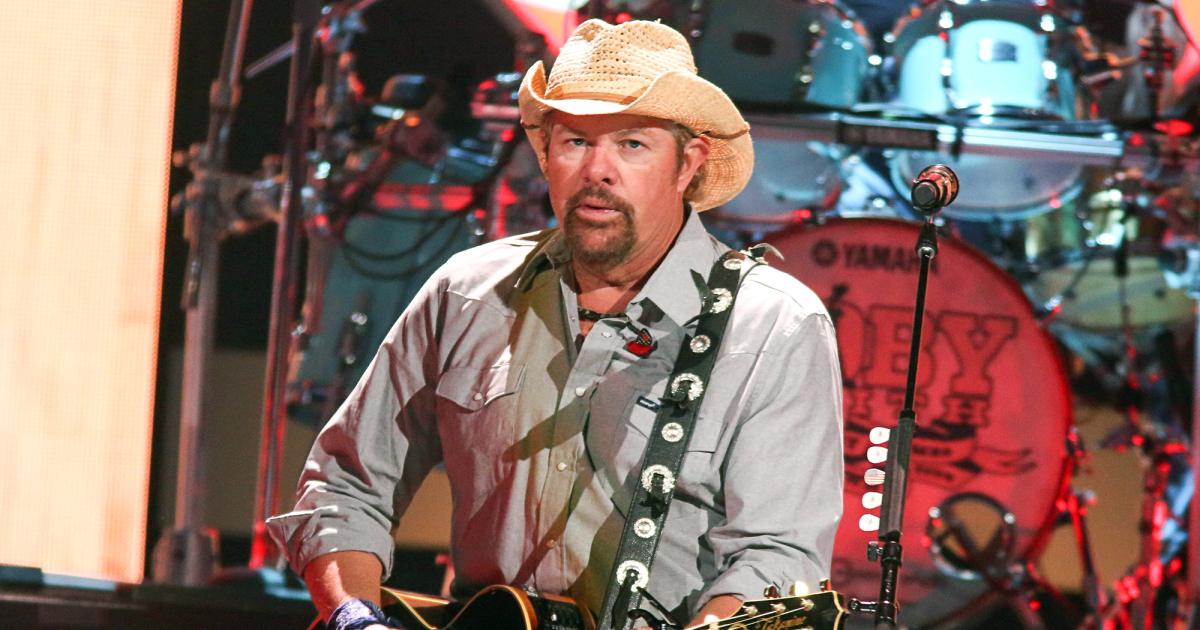Toby Keith Makes Surprise Onstage Comeback After Cancer Treatment