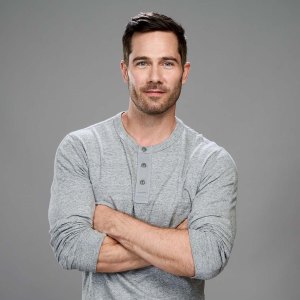 Who Is Hallmark Channels Luke Macfarlane 5 Things About Moriahs Lighthouse Star