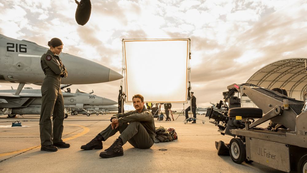 best and hottest behind the scenes photos from top gun maverick 001