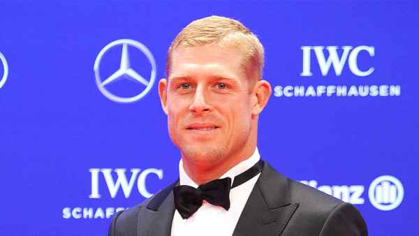 Surfer-Mick-Fanning-Attacked-by-Sharks-During-Live-Broadcast-Watch-the-Scary-Moment-Mick-Fanning-feature
