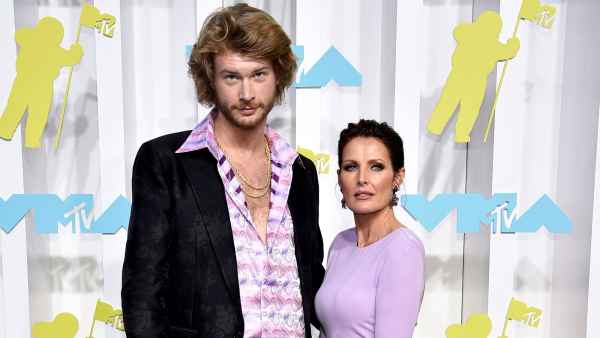 Red Carpet MTV Movie TV Awards 2022 Addison Rae's Mom Sheri and Yung Gravy Pack on the PDA at the 2022 VMAs