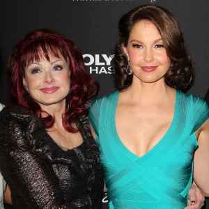Ashley Judd Recalls Holding Mom Naomi Judd's 'Laboring Body' As She Objects to the Release of Death Records