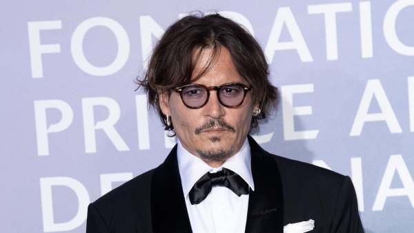 Johnny Depp Makes VMAs Cameo as a Hologram in Moonman Suit