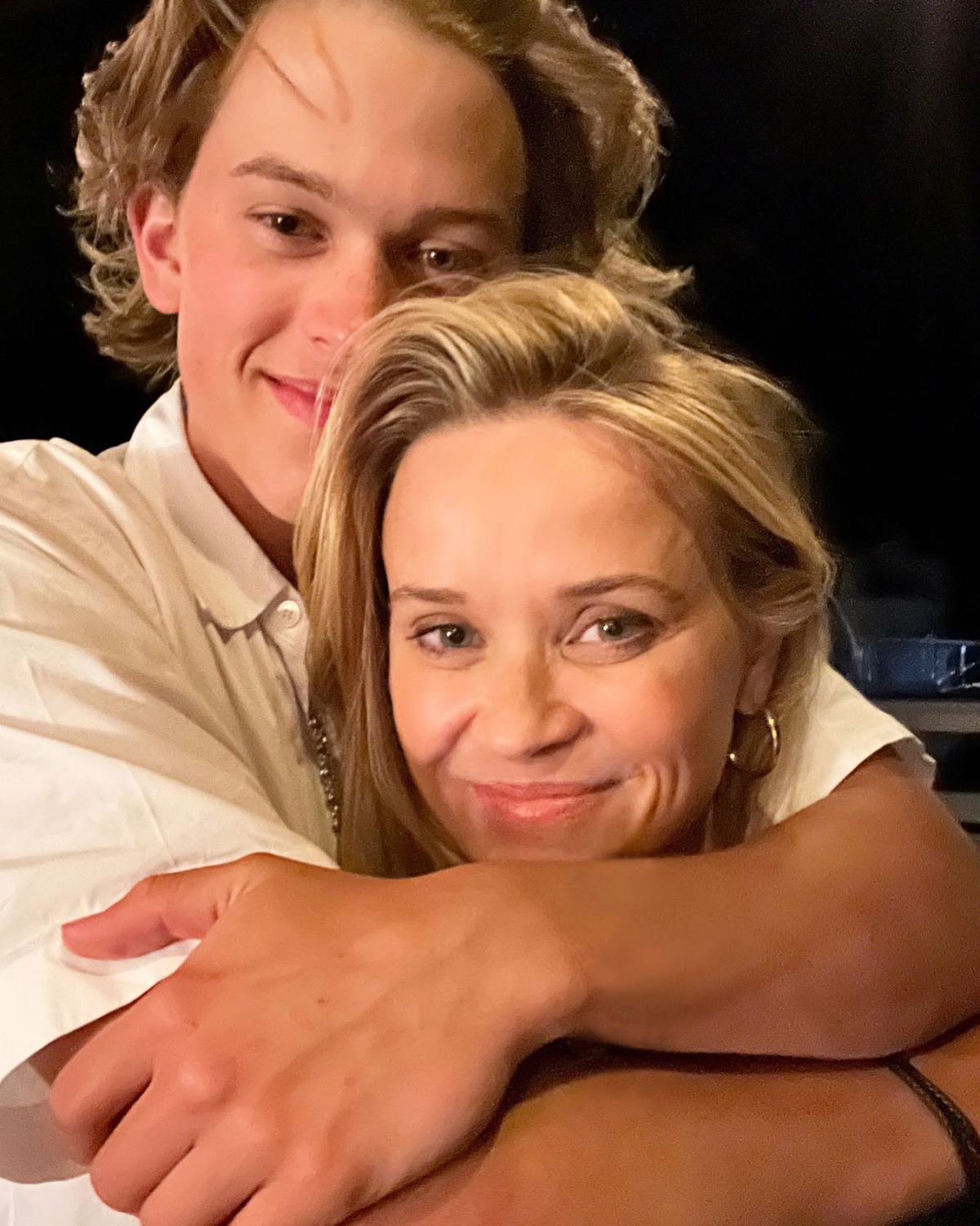 Reese Witherspoon Son Deacon Phillippe Hug In Sweet Photo 