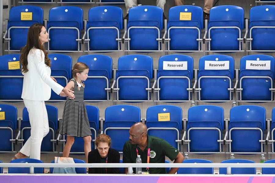 Sports Fan Princess Charlotte Joins Parents Commonwealth Games Photos