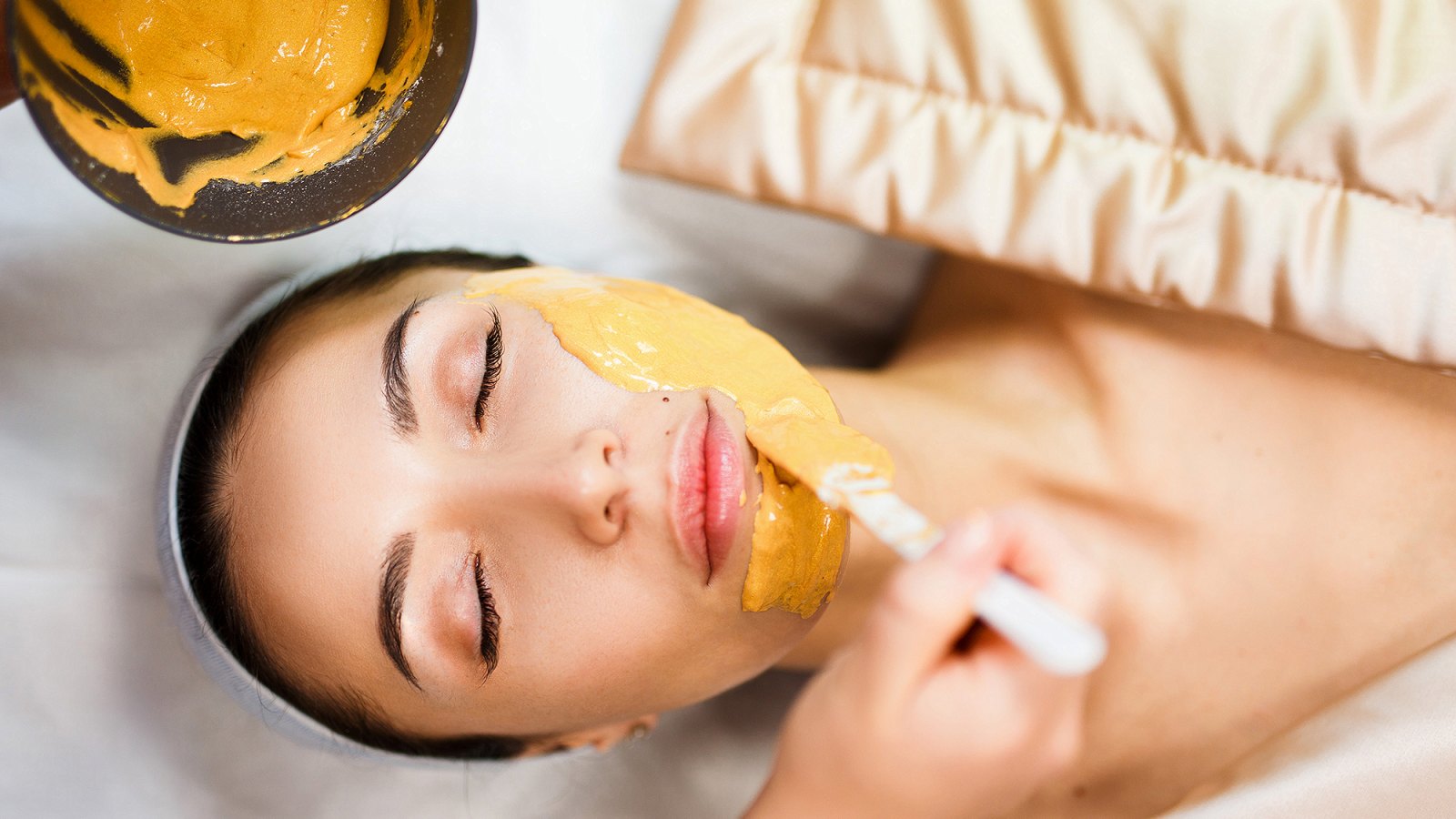 Miranda Kerr Called This Turmeric Mask An At Home Facial Miranda Kerr Called This Turmeric Mask An At Home Facial