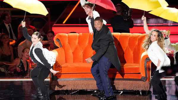 Emmy Awards 2022 Kenan Thompson Remixes Friends Theme and More in Opening Monologue