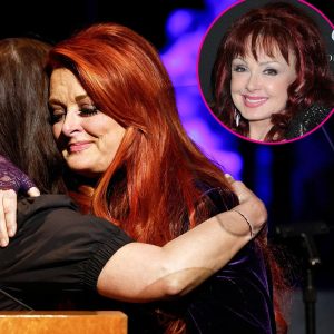 Wynonna Judd Hugs Ashley Judd Inset of Naomi