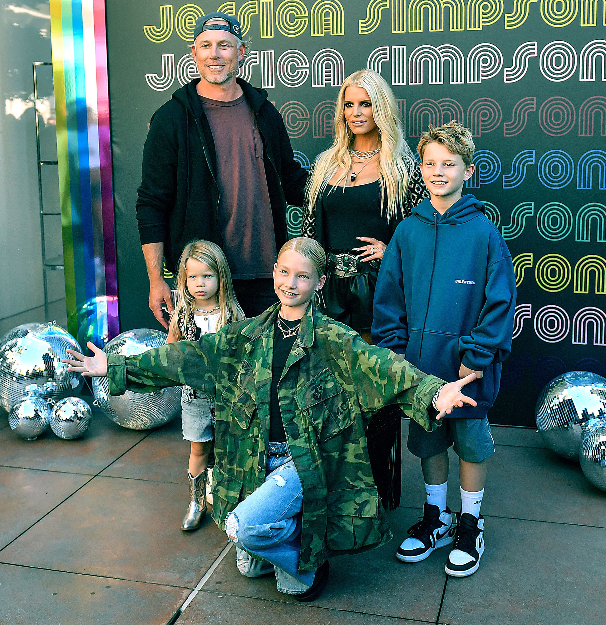 Jessica Simpson shares adorable photo of lookalike daughters