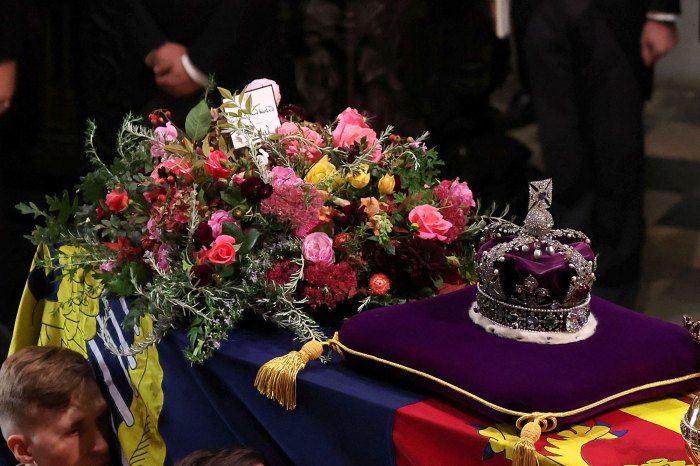 King Charles III chose a wreath of flowers and wrote a letter for the coffin of Queen Elizabeth II