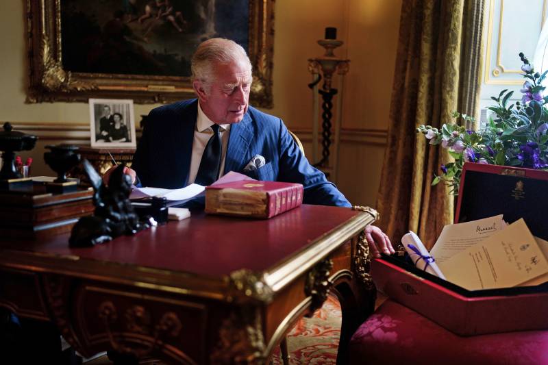 King Charles III Poses With Red Box After Accession to the Throne: See Tribute to Queen Elizabeth II