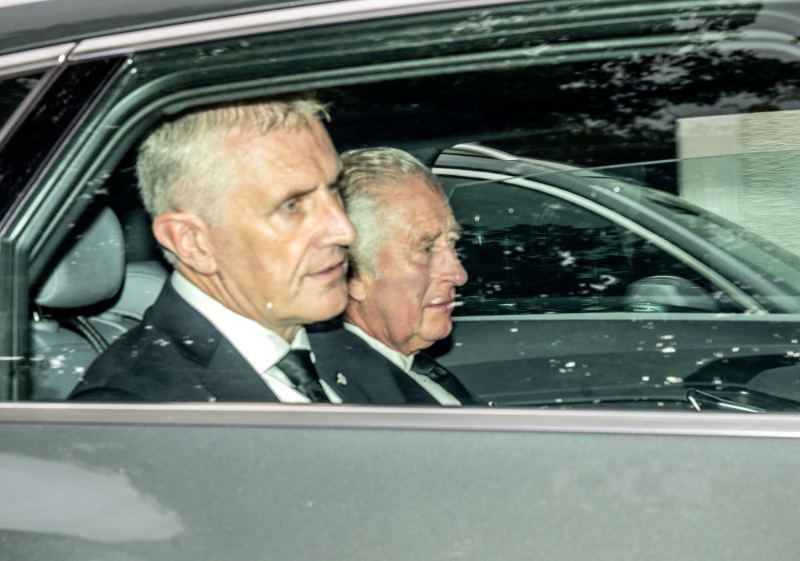King Charles Spotted Leaving Scotland With Camilla After Queen Elizabeth II Death 2