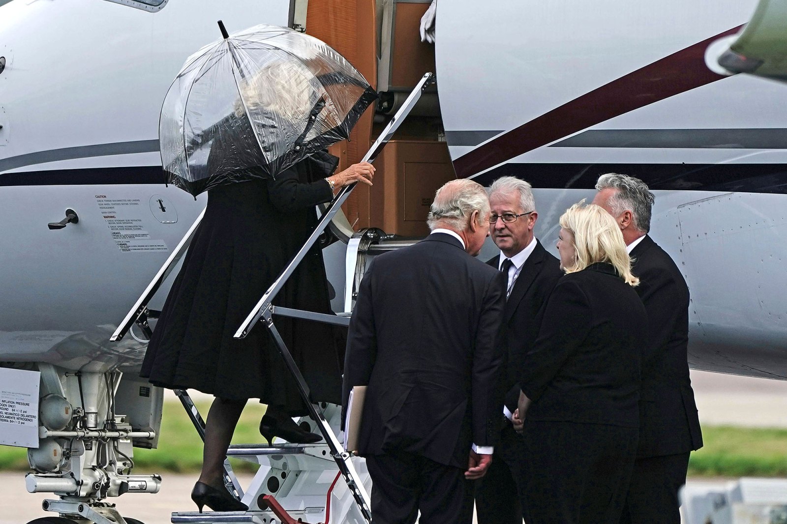 King Charles Spotted Leaving Scotland With Camilla After Queen Elizabeth II Death 5