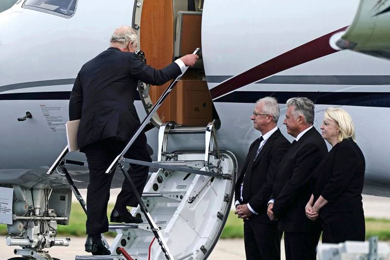 King Charles Spotted Leaving Scotland With Camilla After Queen Elizabeth II Death 6