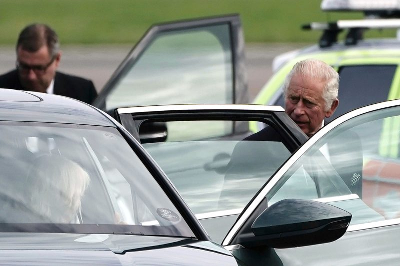 King Charles Spotted Leaving Scotland With Camilla After Queen Elizabeth II Death 7