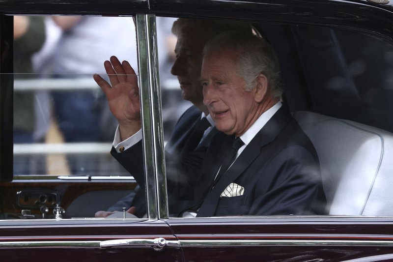 King Charles Waves to Mourners Before Queen Elizabeth II Procession2