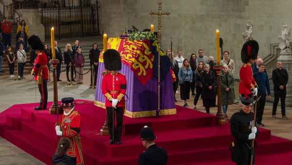 Palace Guard Faints While Standing in Front of Queen Elizabeth II's Coffin