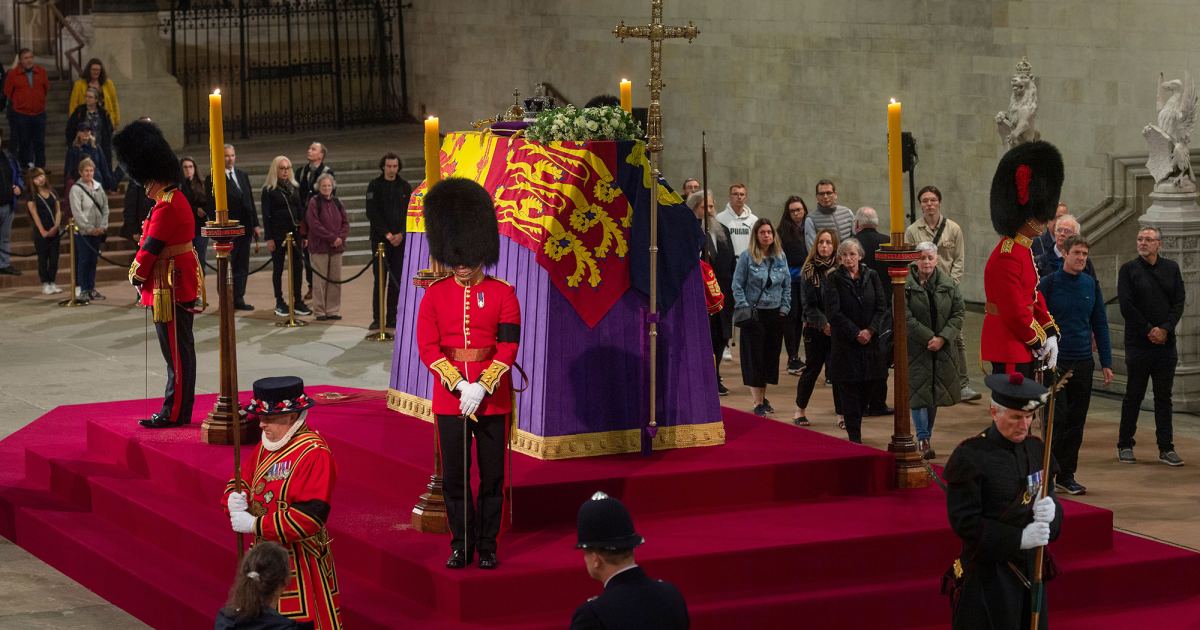 Queen Elizabeth’s Cousin and Royal Guard Faint in Front of