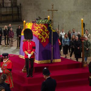 Palace Guard Faints While Standing in Front of Queen Elizabeth II's Coffin