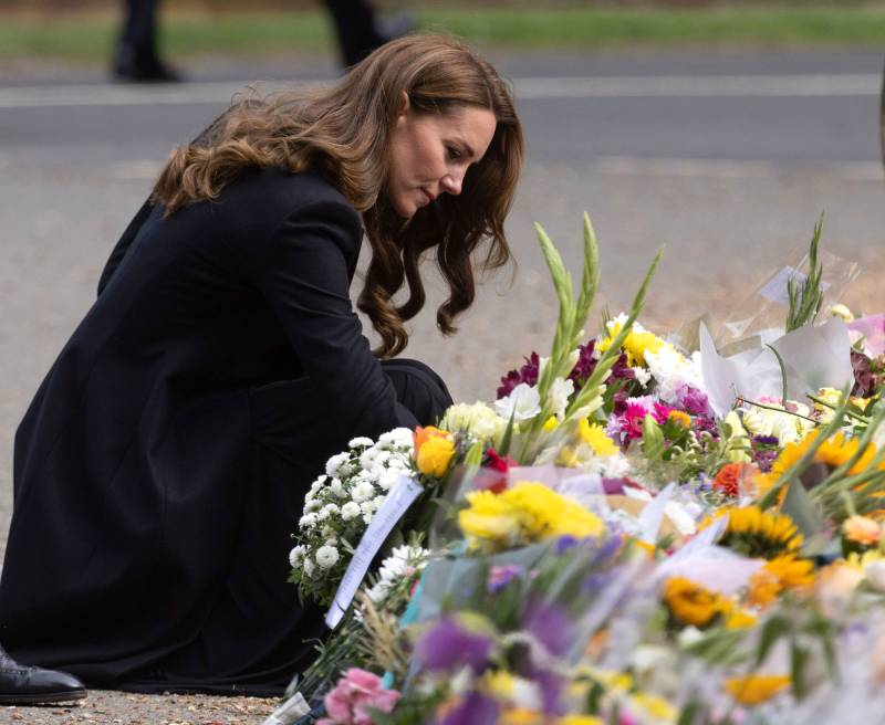 Prince William and Princess Kate View Floral Tributes to Queen Elizabeth II at Sandringham Estate 2