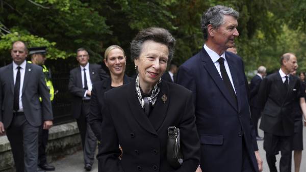 Princess Anne, Prince Andrew and Queen Elizabeth II's Grandchildren Visit Balmoral Tribute: Photos