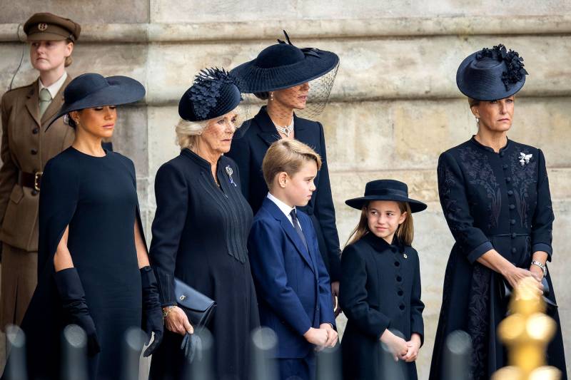 Princess Charlotte Appears to Scold Prince George During Queen's Funeral 2