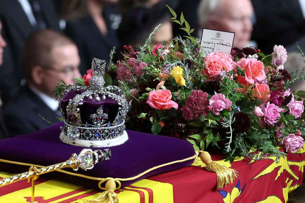 Royal Onlookers React to Spider Spotted on Queen Elizabeth II's Casket 3