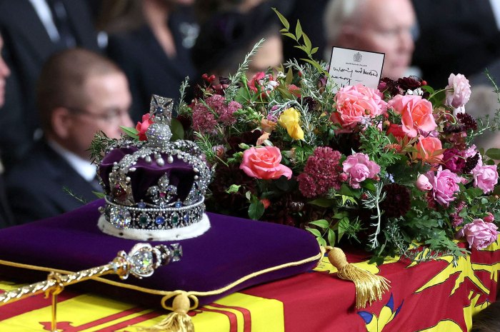 Royal audiences react to spider seen on Queen Elizabeth II's coffin 3