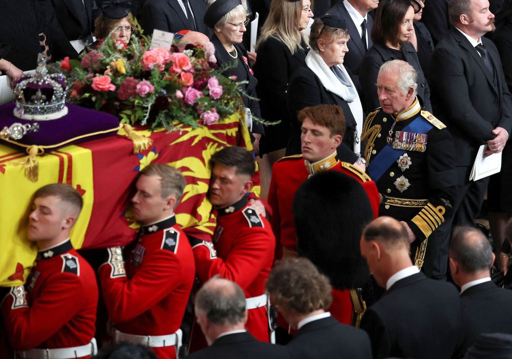 Royal Onlookers React to Spider Spotted on Queen Elizabeth II's Casket 4