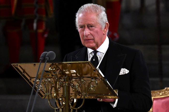 Continuity creator Jesse Armstrong jokes about King Charles III at Emmy 3 in 2022