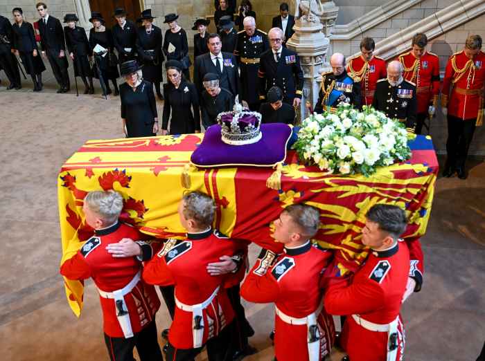 What is the history of orbs and scepters of items decorating the coffin of the queen