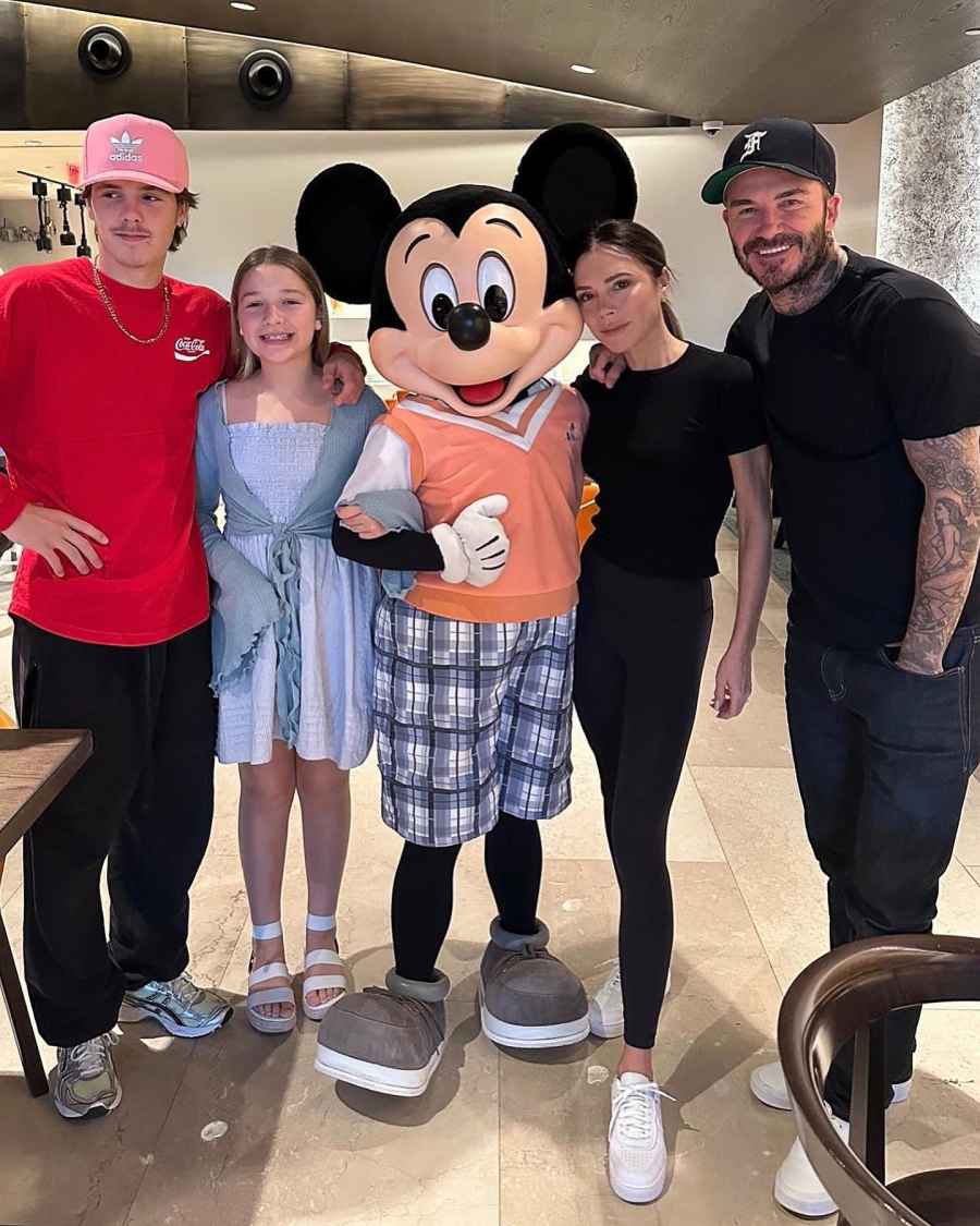 Celebrities Who Visit Disney Theme Parks- Photos 012
