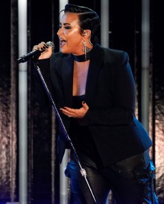 Demi Lovato se ve obligada a posponer el show de Holy Fvck después de perder la voz: 'Lo último que quiero hacer'