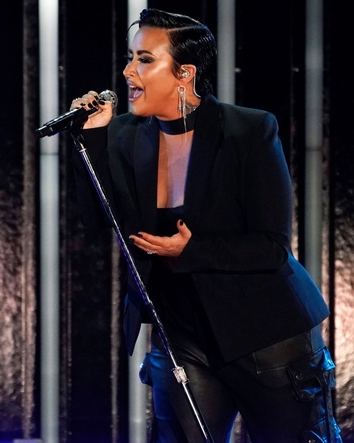 Demi Lovato é forçada a adiar show sagrado do Fvck depois de perder a voz: 'A última coisa que eu quero fazer'